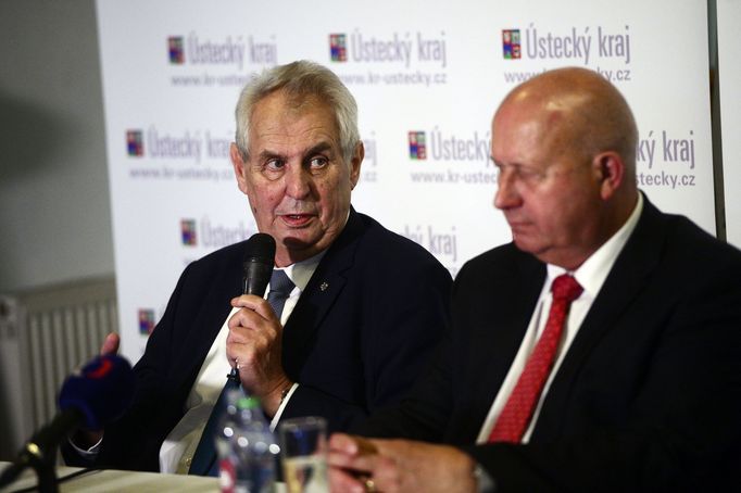 Prezident Miloš Zeman (vlevo) a hejtman Oldřich Bubeníček.