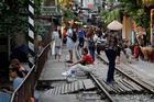 Hanoj zavírá populární podniky u vlakových kolejí. Neopatrní turisté omezovali provoz