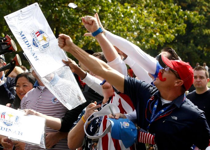 Američtí fanoušci při zahájení golfového 39. Ryder Cupu v americkém Medinahu.