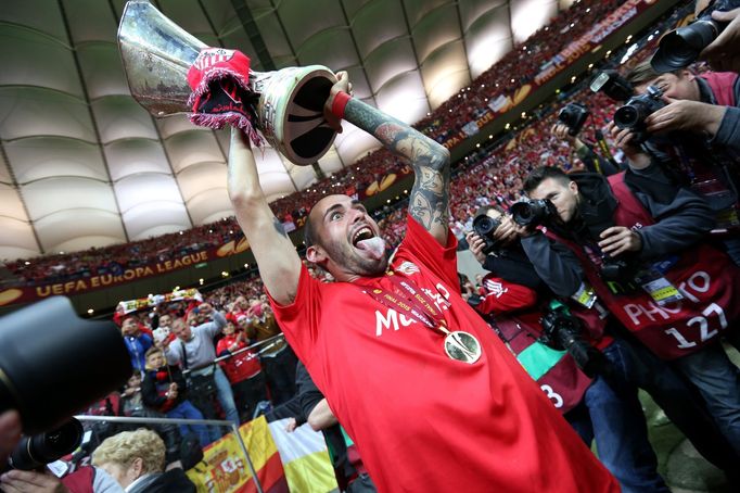 Football: Sevilla's Aleix Vidal celebrates with the trophy after winning the UEFA Europa League Final