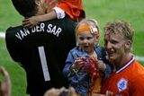 Nejmenší a nejvěrnějsí fanynky Oranjes. Dcera brankáře van Der Sara Lynn a útočníka Kuyta Noelle.