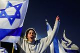 Soudní reforma vyvolala nejmasivnější protesty v dějinách Izraele. Už v neděli se v Tel Avivu a dalších městech sešlo celkem 700 tisíc lidí, tedy téměř desetina obyvatel země.