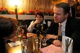 Nechybí tu např. Martin Bursík a Kateřina Jacques. A tak se v příšeří pražské restaurace nad sklenkou dobrého nápoje mění sen o prezidentovi ve vzpomínku na kandidáta.