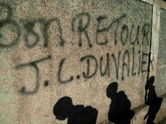 Duvalier má na Haiti stále své stoupence, nápis na zdi mu přeje hezký návrat