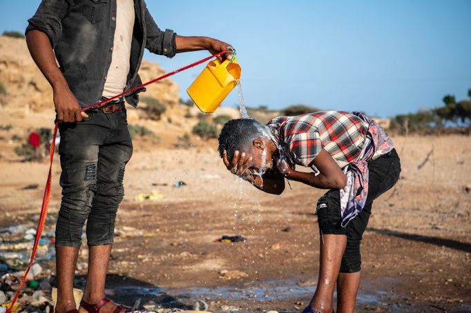 Migranti se myjí ve Fantaheru.