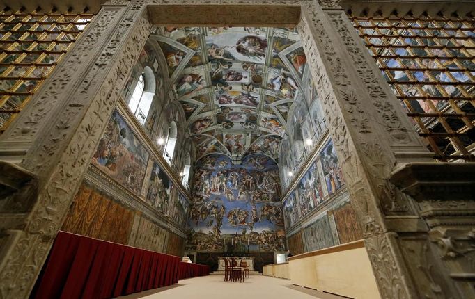 The Sistine Chapel is pictured at the Vatican March 9, 2013.The conclave begins on Tuesday, with the sequestered cardinals using the chimney to tell the outside world whether or not they have chosen a new leader - black smoke signifying no decision and white smoke announcing a new pontiff. REUTERS/Stefano Rellandini (VATICAN - Tags: RELIGION) Published: Bře. 9, 2013, 12:19 odp.