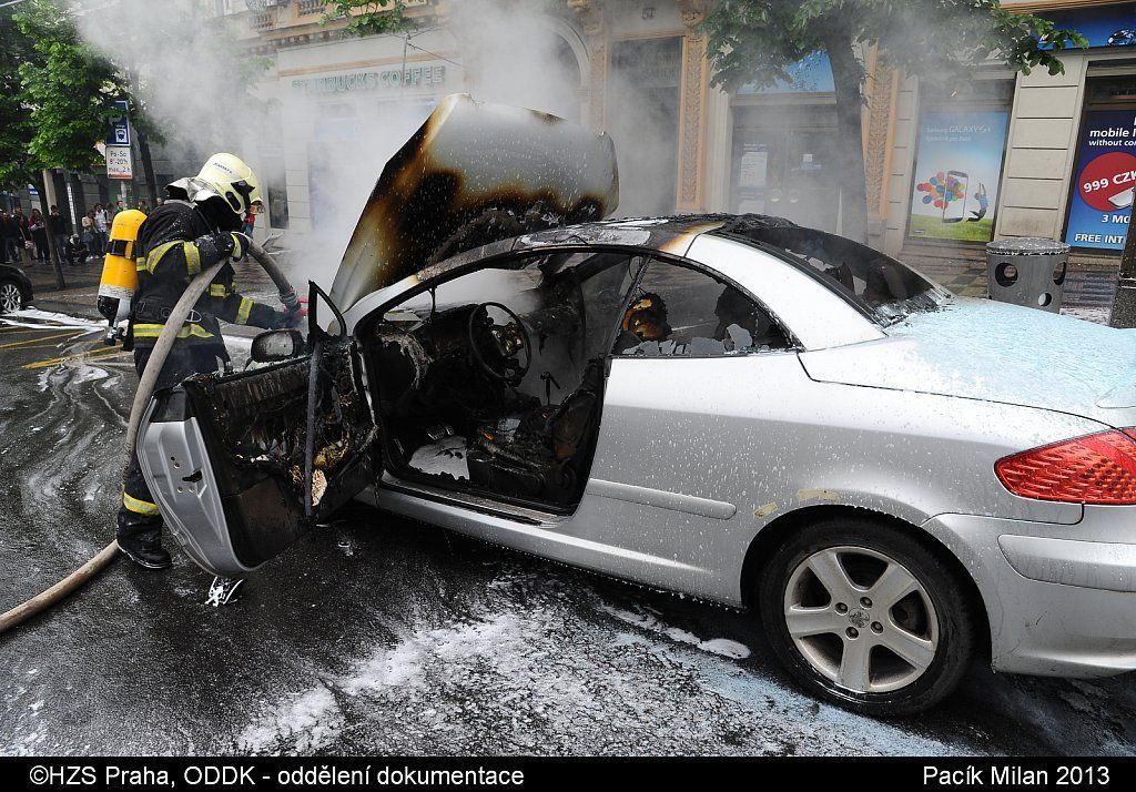 Na Václavském náměstí hořelo auto