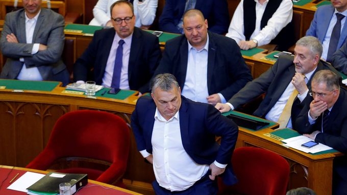 Premiér Viktor Orbán (vpředu) při projednávání novely zákona v parlamentu.