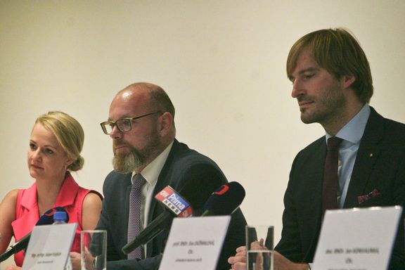 Ministr školství Robert Plaga a ministr zdravotnictví Adam Vojtěch ocenili české vědce za pomoc v pandemii.