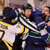 Finále Stanley Cupu 2011: Vancouver - Boston (Patrice Bergeron a Alex Burrows)