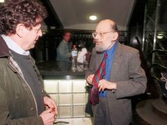 Klavírista Philip Glass a básník Allen Ginsberg v Arše roku 1996.