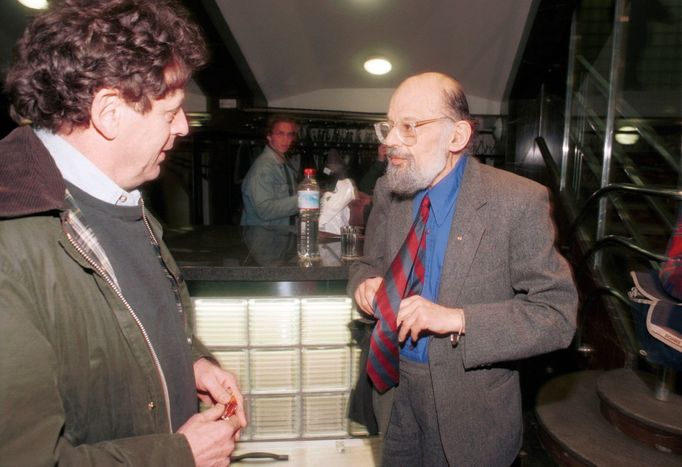 Klavírista Philip Glass a básník Allen Ginsberg v Arše roku 1996.