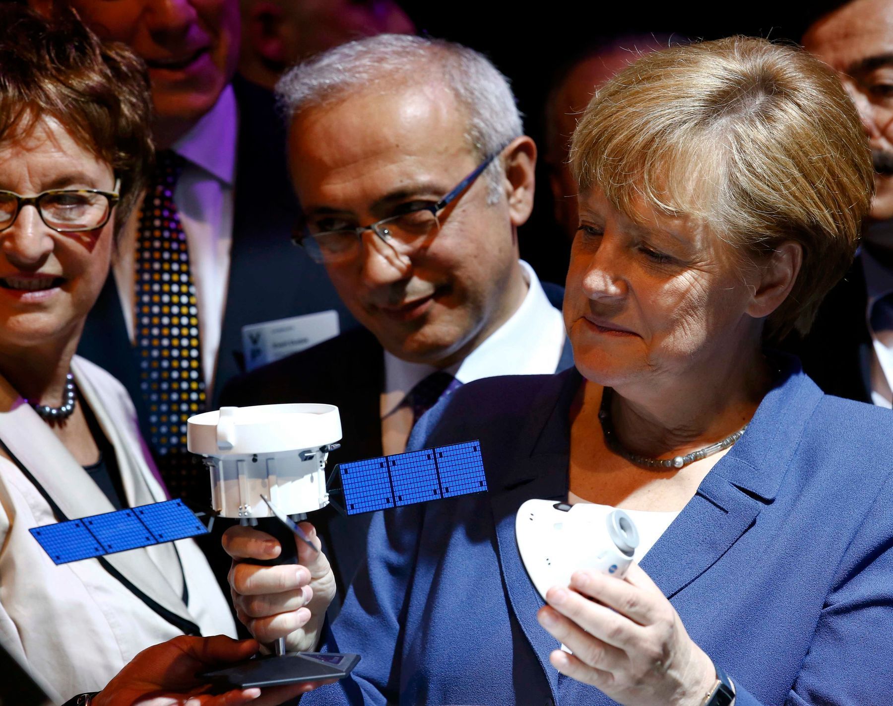 Kancléřka Angela Merkelová s modelem satelitu.