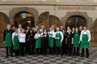 Před deseti lety - na konci ledna 2008 - otevřel největší kavárenský řetězec světa Starbucks svou první pobočku v České republice. Vybral si pro to historické centrum Prahy - Grömlingovský palác na Malostranském náměstí. Malostranská kavárna byla jeho první pobočkou ve středoevropském regionu.