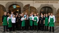 Před deseti lety - na konci ledna 2008 - otevřel největší kavárenský řetězec světa Starbucks svou první pobočku v České republice. Vybral si pro to historické centrum Prahy - Grömlingovský palác na Malostranském náměstí. Malostranská kavárna byla jeho první pobočkou ve středoevropském regionu.