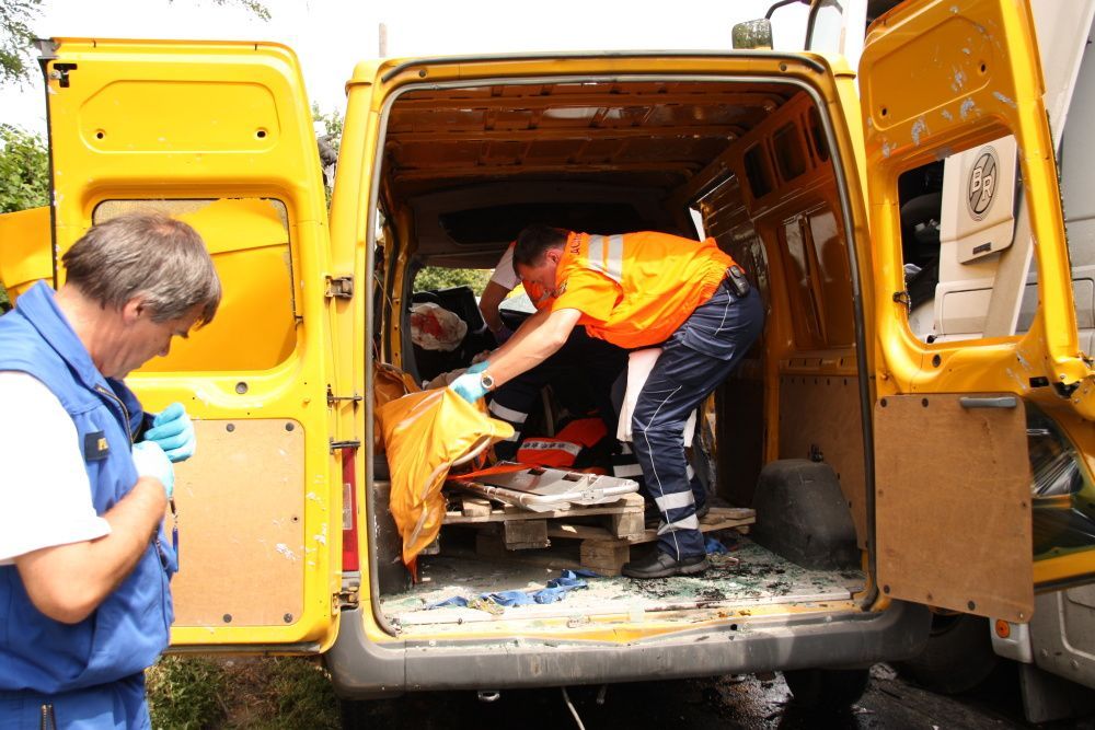 Hasiči vystřihávali řidiče dodávky, kterou srazil kamion
