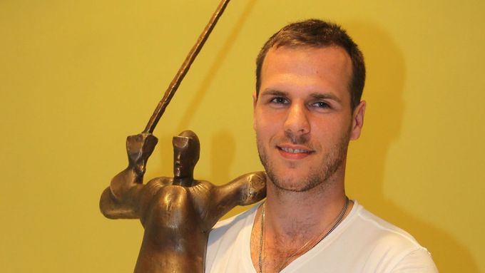 Hokejista David Krejčí se dnes vrátil do České republiky. Na letišti v Praze si přebral Zlatou hokejku pro nejlepšího českého hokejistu roku 2013.