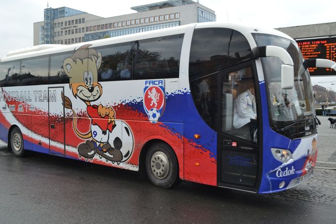 Čeští fotbaloví reprezentanti při příjezdu vlakem do Olomouce, kde se střetnou se Slováky.