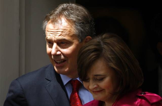 Se svou ženou Cherií opouští domov na Downing Street.
