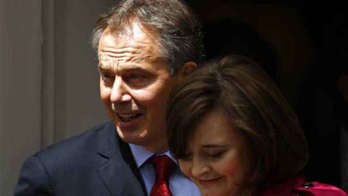 Tony Blair s manželkou při odchodu z Downing Street 10