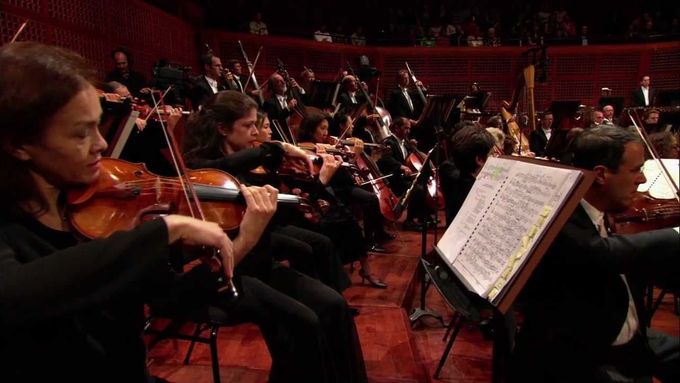 Sanfranciský symfonický orchestr pod taktovkou Michaela Tilsona Thomase hraje adagietto z Mahlerovy Páté symfonie.