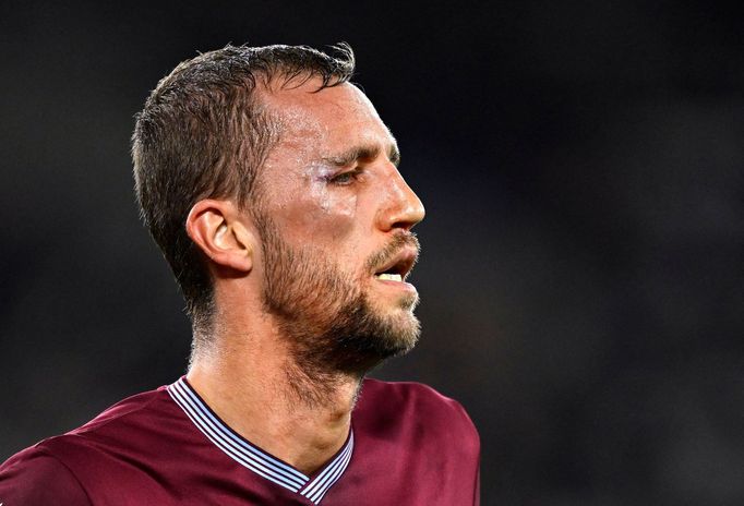 Záložník West Hamu Tomáš Souček se zalepeným obočím při utkání s Brentfordem