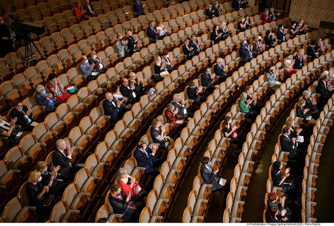 Diváci budou muset dodržet povinné rozestupy. Snímek pochází z loňského závěrečného koncertu festivalu, na němž vystoupila Česká filharmonie.