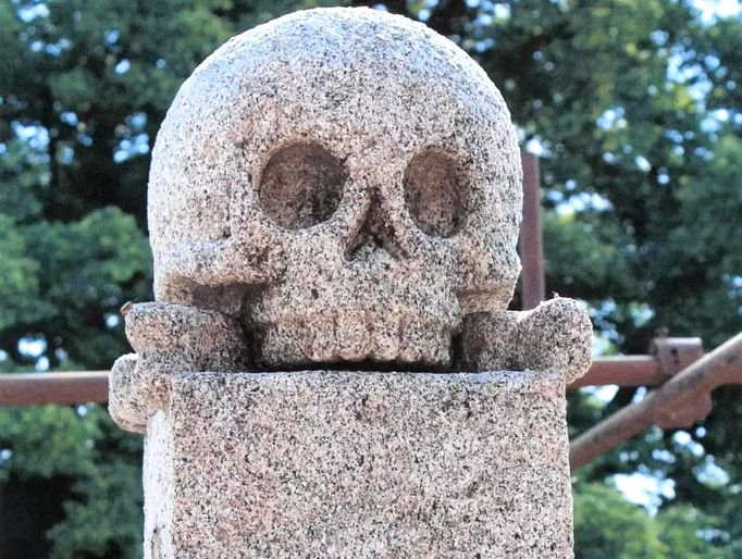 Memento mori! "Paštická smrt" - žulové lebky z areálu kostela sv. Jana Křtitele v Paštikách na Blatensku.