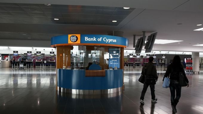 Pobočka Bank of Cyprus na letišti v Larnace.