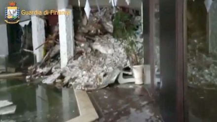 Masa sněhu se valila domem. Záběry z hotelu zasaženého lavinou