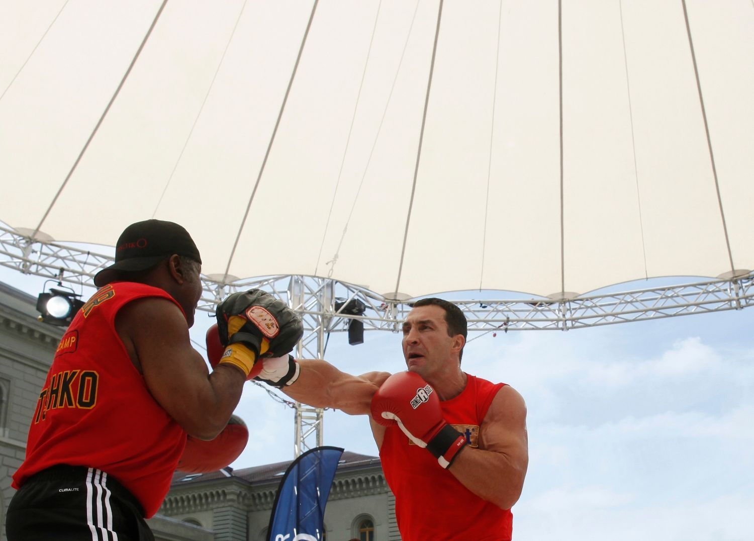 Ukrajinský boxer Vladimir Kličko před utkáním s Američanem Tony Thompsonem o titul Mistra těžké váhy IBF, WBA, WBO a IBO.