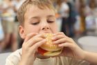 Stát má právo zasahovat do jídelníčku školáků, řeší následky špatné stravy, říká expertka