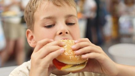 Dítě nemá šanci z obezity vyrůst, v Česku je tlustých víc než v USA, říká obezitolog