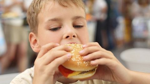 Dítě nemá šanci z obezity vyrůst, v Česku je tlustých víc než v USA, říká obezitolog