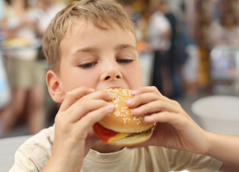 Chlapec jí hamburger