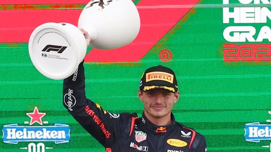 Pilot Red Bullu Max Verstappen slaví triumf ve VC Nizozemska formule 1 2023