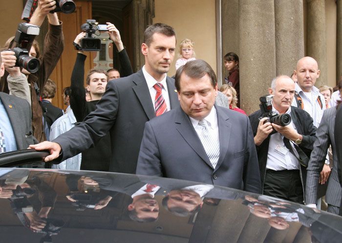 Jiří Paroubek odjíždí z Pražského hradu