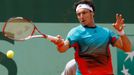 Argentinský tenista Juan Monaco odráží míček proti Čechovi Lukáši Rosolovi během 2. kola French Open 2012.