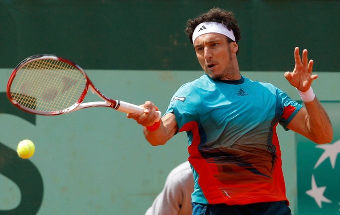 Argentinský tenista Juan Monaco odráží míček proti Čechovi Lukáši Rosolovi během 2. kola French Open 2012.