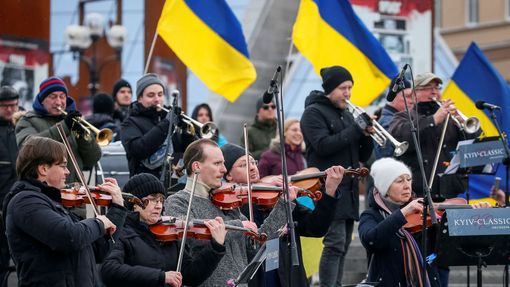 Kyjevský orchestr zahrál na Majdanu na Kyjevě, které se připravuje na útok ruských jednotek.