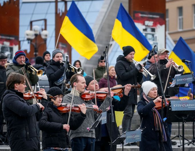 Kyjevský orchestr zahrál na Majdanu na Kyjevě, které se připravuje na útok ruských jednotek.