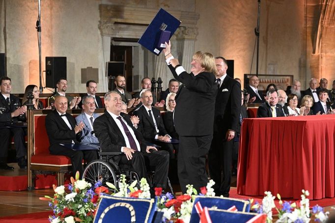 Prezident republiky Miloš Zeman během udílení státních vyznamenání. Na snímku spolu s ním je vyznamenaný hudebník Karel Vágner. Pražský Hrad, Praha. 28. 10. 2022