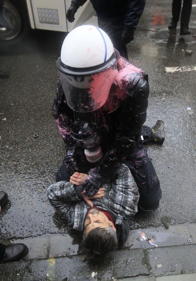 An Arcelor Mittal worker is arrested by a riot policemen during a demonstration outside the Walloon Region parliament in Namur January 29, 2013. Arcelor Mittal, the world's largest steel producer, plans to shut a coke plant and six finishing lines at its site in Liege, Belgium, affecting 1,300 employees, the group said last week. REUTERS/Yves Herman (BELGIUM - Tags: BUSINESS CIVIL UNREST EMPLOYMENT COMMODITIES TPX IMAGES OF THE DAY) Published: Led. 29, 2013, 12:55 odp.