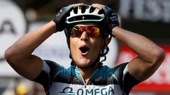 Matteo Trentin se raduje z vítězství ve 14. etapě Tour de France
