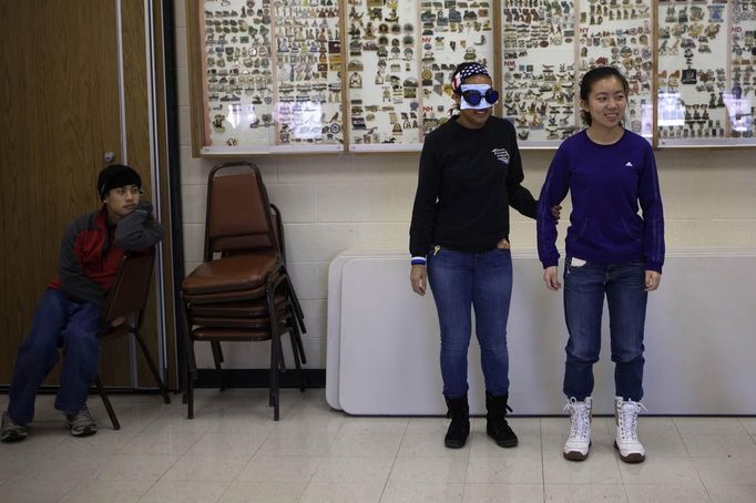 Students from the University of Illinois at Urbana-Champaign listen to instructions on how to guide a blind person during a simulation exercise at the World Services for the Blind (WSB) in Little Rock, Arkansas January 6, 2013. The WSB is a rehabilitation center for the blind or visually impaired which offers life skills and career training programs designed to help those enrolled achieve sustainable independence. Picture taken on January 6, 2013. REUTERS/Gaia Squarci (UNITED STATES - Tags: HEALTH EDUCATION SOCIETY) Published: Dub. 26, 2013, 2:19 odp.