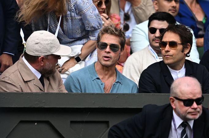 Guy Ritchie a Brad Pitt na finále Wimbledonu 2023 Djokovič - Alcaraz