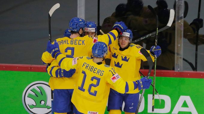 Radost švédských hokejistů v zápase proti Švýcarům na MS 2021.