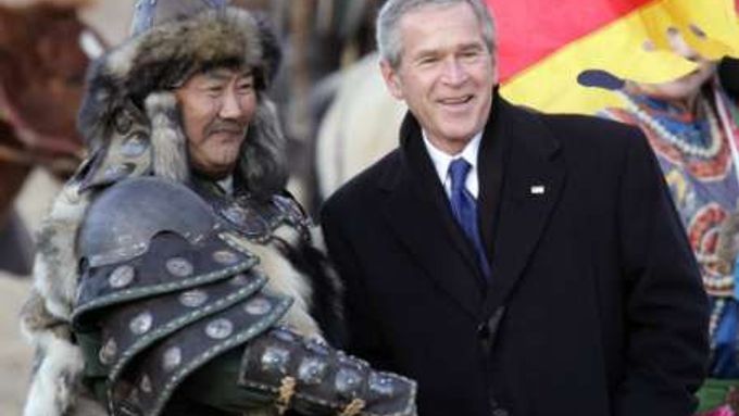 Ulánbátar (Mongolsko) Prezident George W. Bush se na pondělní návštěvě Mongolska zúčastnil kulturního představení, ve kterém mu byly předvedeny zvyky a tradice tohoto středoasijského národa.