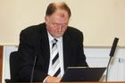 Advokát vlády Tomáš Sokol prokazuje personální propojení DS s Národním odporem a dalšími neonacistickými skupinami .