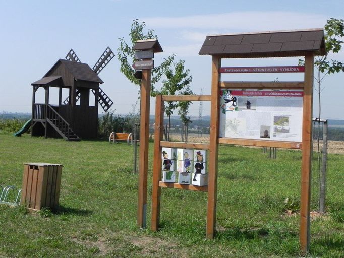 Tučín - replika mlýna, posezení a vyhlídka.